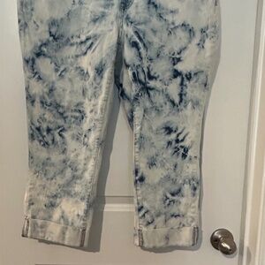 EVRI tie dyed capri Jeans with stretch, and rolled cuffs.